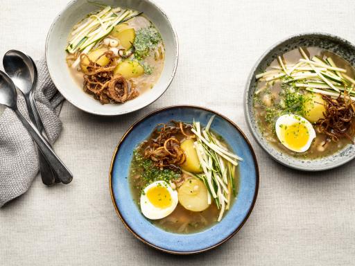 Nordisk ramensuppe med squash, hvide bønner, halve kogte æg og friterede løg