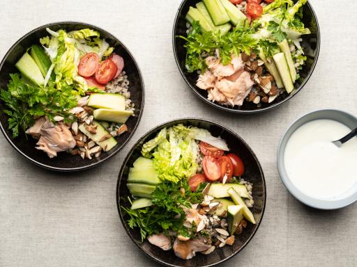 Bowl med citronmarinerede linser og perlebyg, bagt ørred, råsyltet squash, hjertesalat og tykmælksdressing