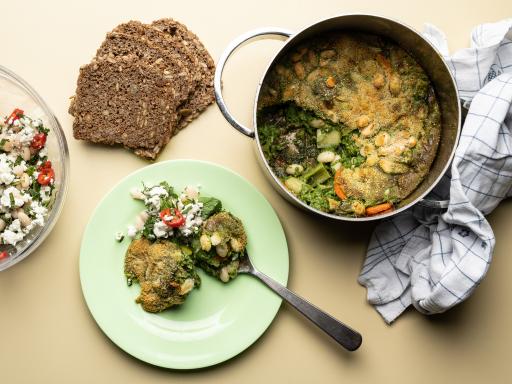 Grøn grøntsagsgratin med salat af hvide bønner, feta og mynte