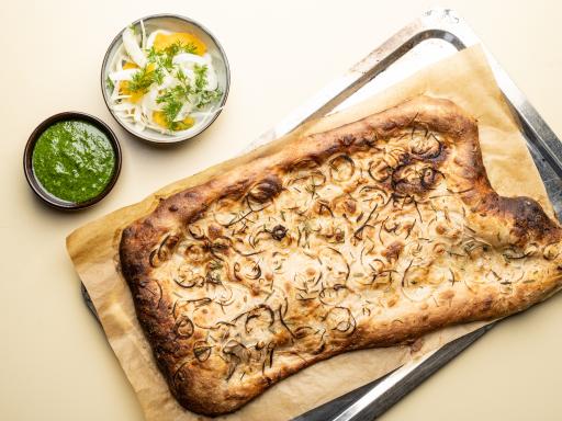 Sprød løgtærte med med fennikelsalat og pesto