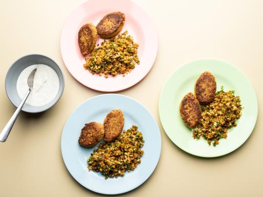 Gulerodsfrikadeller med ingefær-yoghurtdressing og gulerodstabbouleh med grønkål