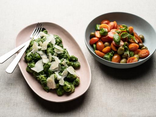 Spinatgnocchi vendt med små tomater, basilikum, grønne oliven og ost