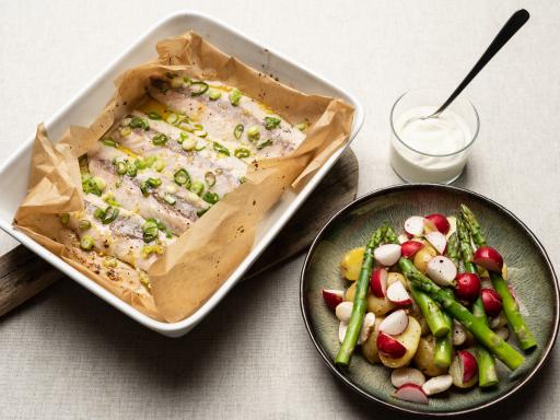 Let marineret og bagt makrel med salat af kartofler, radiser, hvide bønner, asparges og tykmælksdressing