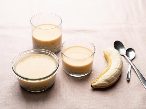 Chiagrød og smoothie med gulerødder, mango, appelsin, havre og yoghurt