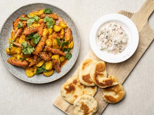 Aloo bobi med stegte gulerødder, naanbrød og raita