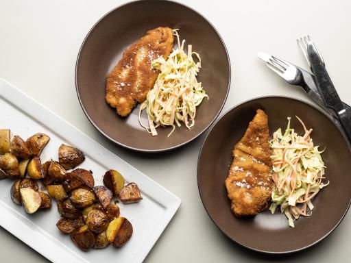 Paneret kylling med citronbagte kartofler og coleslaw af kål og gulerødder