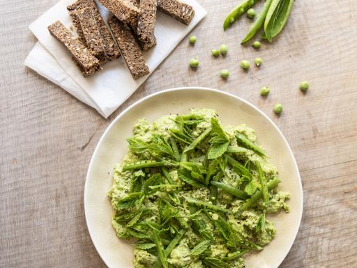 Ærtecreme med mynte og rugbrødsstave