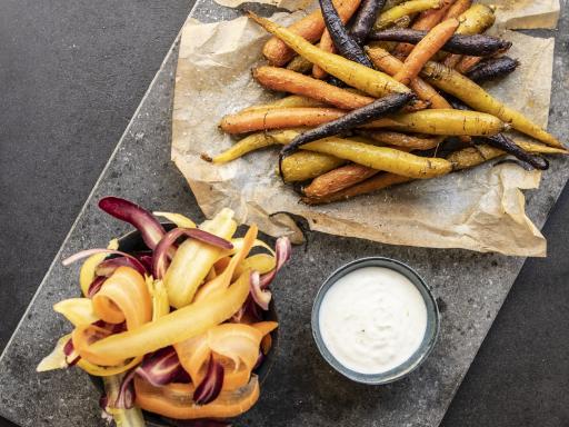 Sprøde farvede gulerødder med yoghurtdip