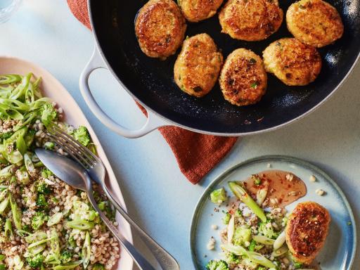 Fish cakes med perlebyg og sursød chilisauce