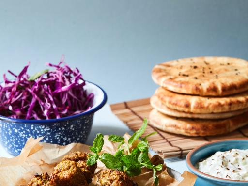 Pitabrød med kikærtepakoras med kålsalat og kålraita