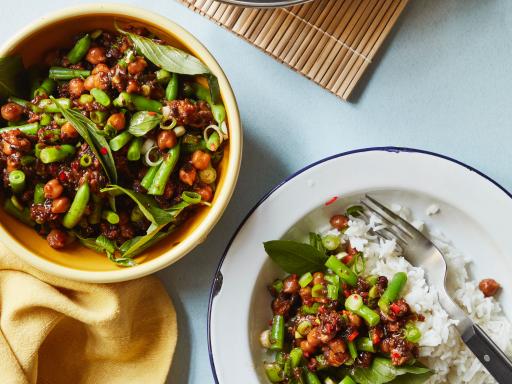 Pad krapow med thai-basilikum og sommergrønt med ris