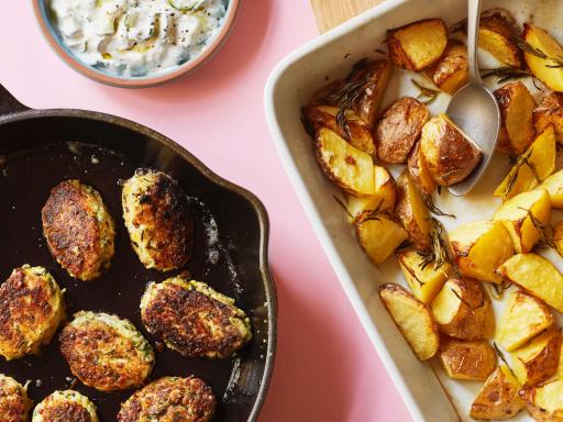 Græske linsedeller med persille, feta, stegte kartofler og tzatziki