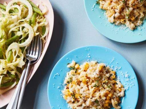 Creamy majspasta med ricotta, stegte majs og spidskålssalat