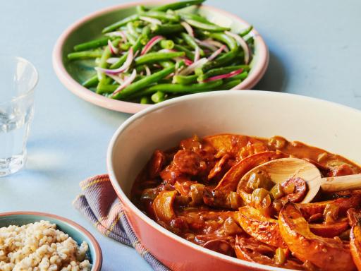 Cajun Gumbo-gryde med pebre, græskar og chorizo med salat af grønne bønner