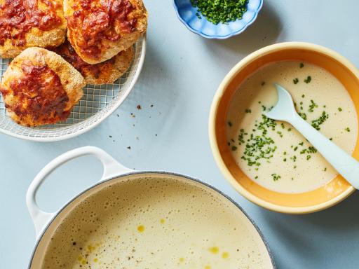 Kartoffel-porresuppe med flækærter og gulerodsbrød med ost og røget paprika