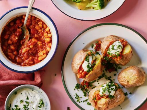 Bagekartofler med chili-beans fyld, creme fraiche og broccoliråkost