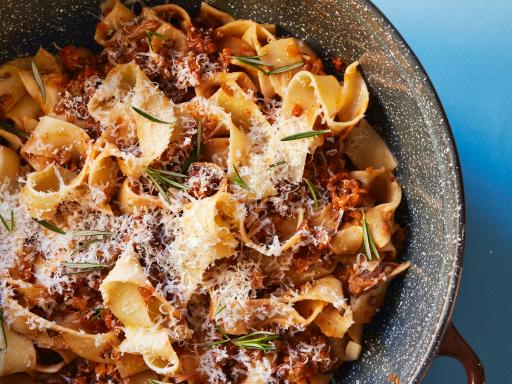 Pappardelle med kalkun-linseragout og revet parmesan