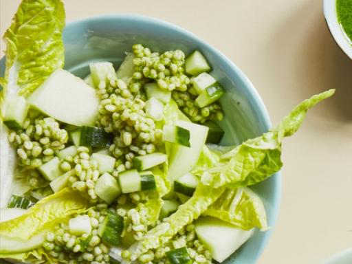 Grøn salat med hjertesalat, agurk, melon og korn samt urteolie