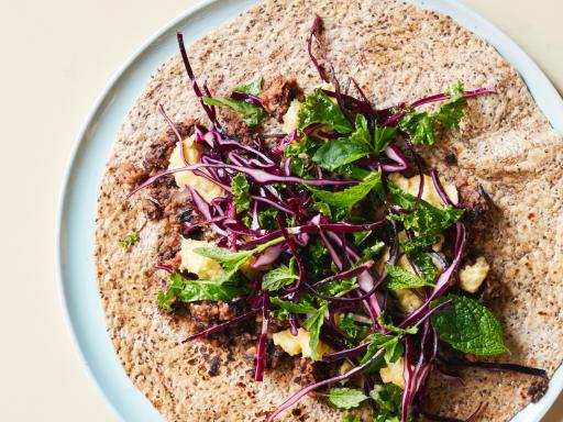 Burritos med sorte refried beans med majcsreme og kålråkost med mynte