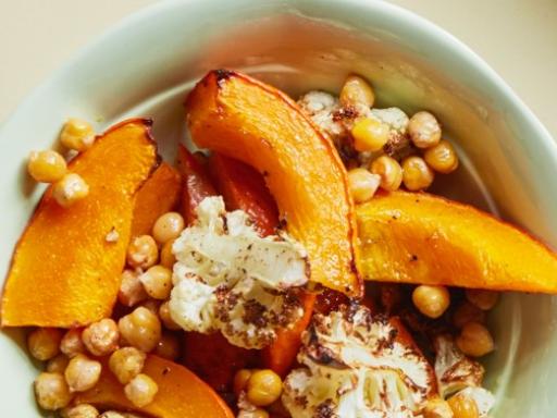 Lun salat af bagte grøntsager med kikærter, blomkål og græskar samt citronvinaigrette