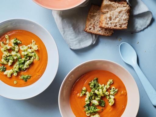 Tomatsuppe med røde linser og toppet med pasta og pesto og græskarkerner